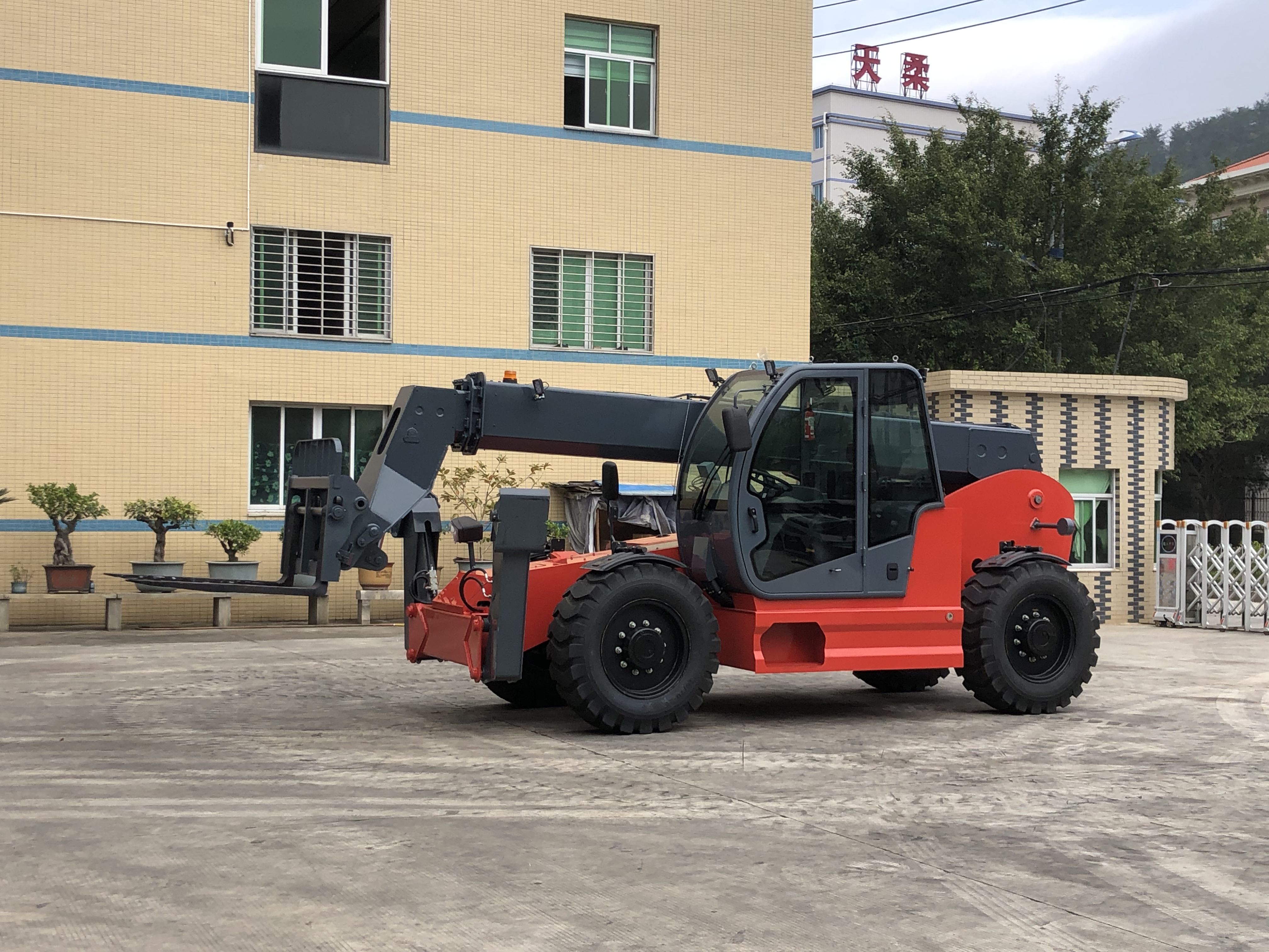  Carrello elevatore telescopico versatile GTF40 per la movimentazione di materiali