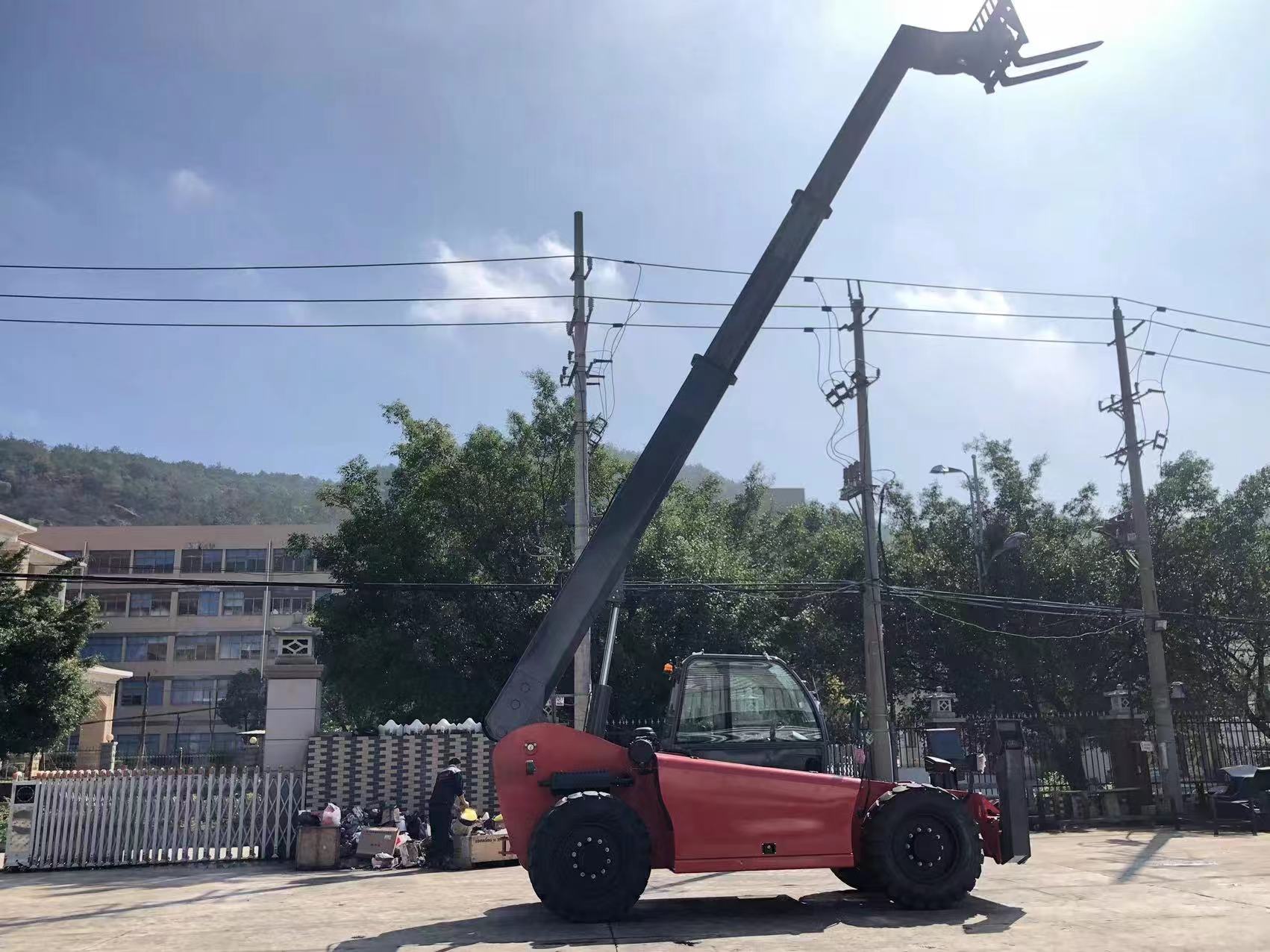  Carrello elevatore telescopico versatile GTF40 per la movimentazione di materiali