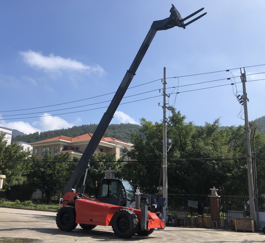  Carrello elevatore telescopico versatile GTF40 per la movimentazione di materiali